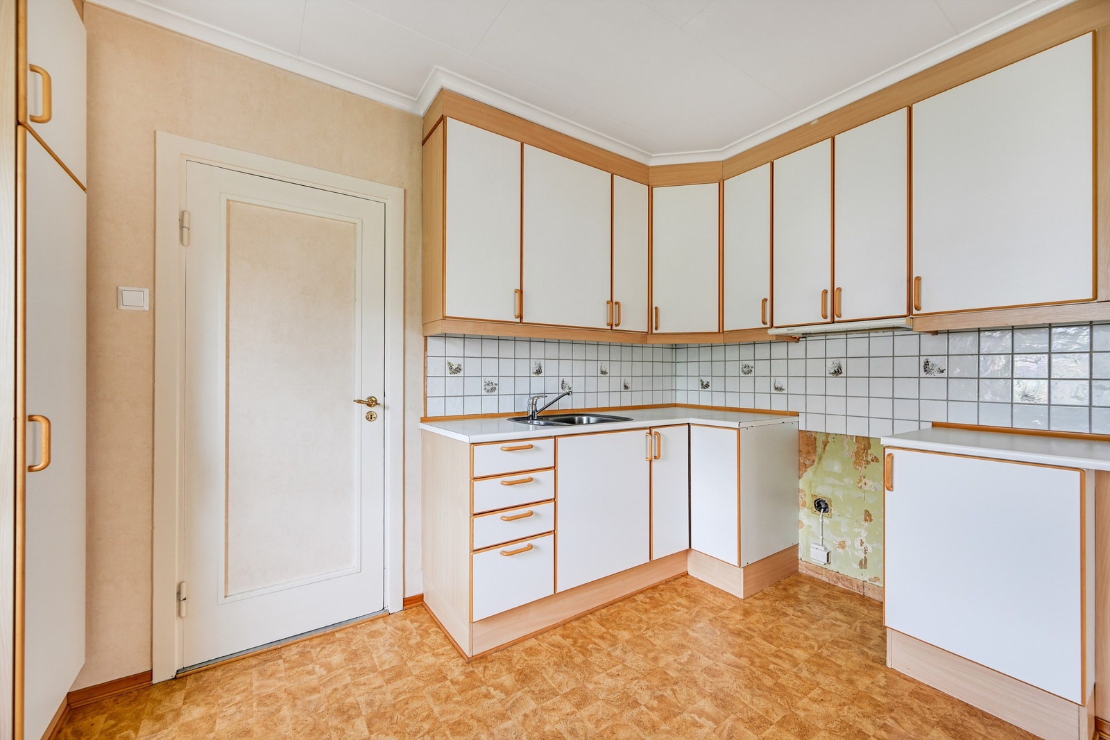 Kjøkken med god skap og benkeplass Galleribilde