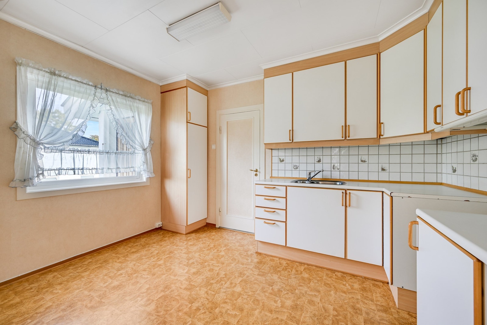 På kjøkkenet er det også god plass til et kjøkkenbord Galleribilde