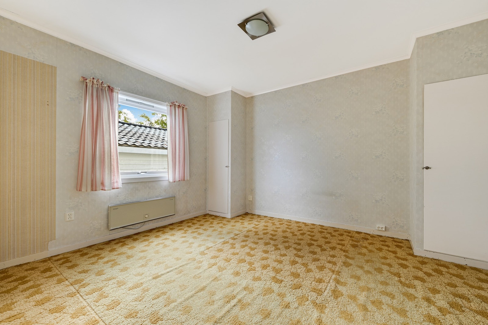 Romslig soverom med innebygde garderobeskap Galleribilde