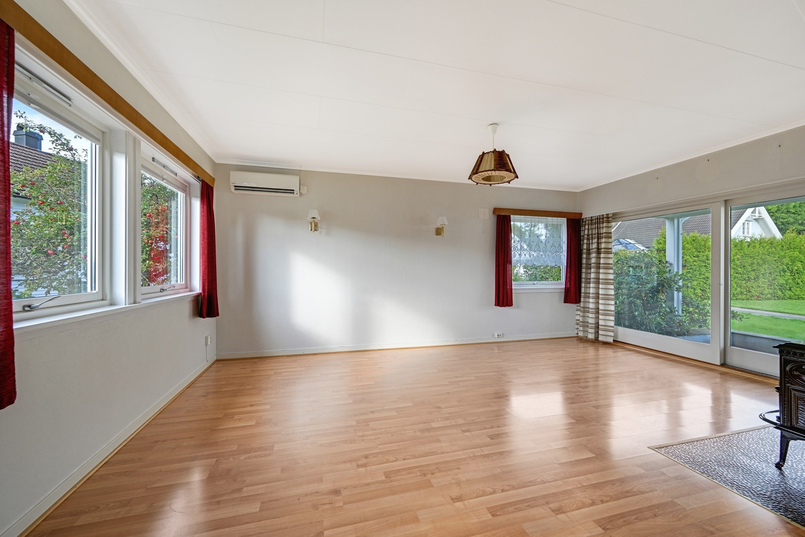 I stuen er det både varmepumpe og vedovn Galleribilde