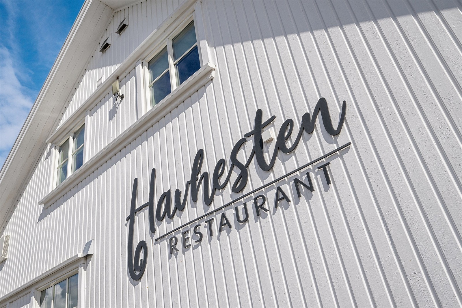 Om du ønsker flere serveringssteder, er det kort vei til Sandøsund på Hvasser, hvor både Den Blå Brygge, Hvasser Gjestehus og Solsiden byr på god mat, hyggelig stemning og nydelig sjøutsikt Galleribilde