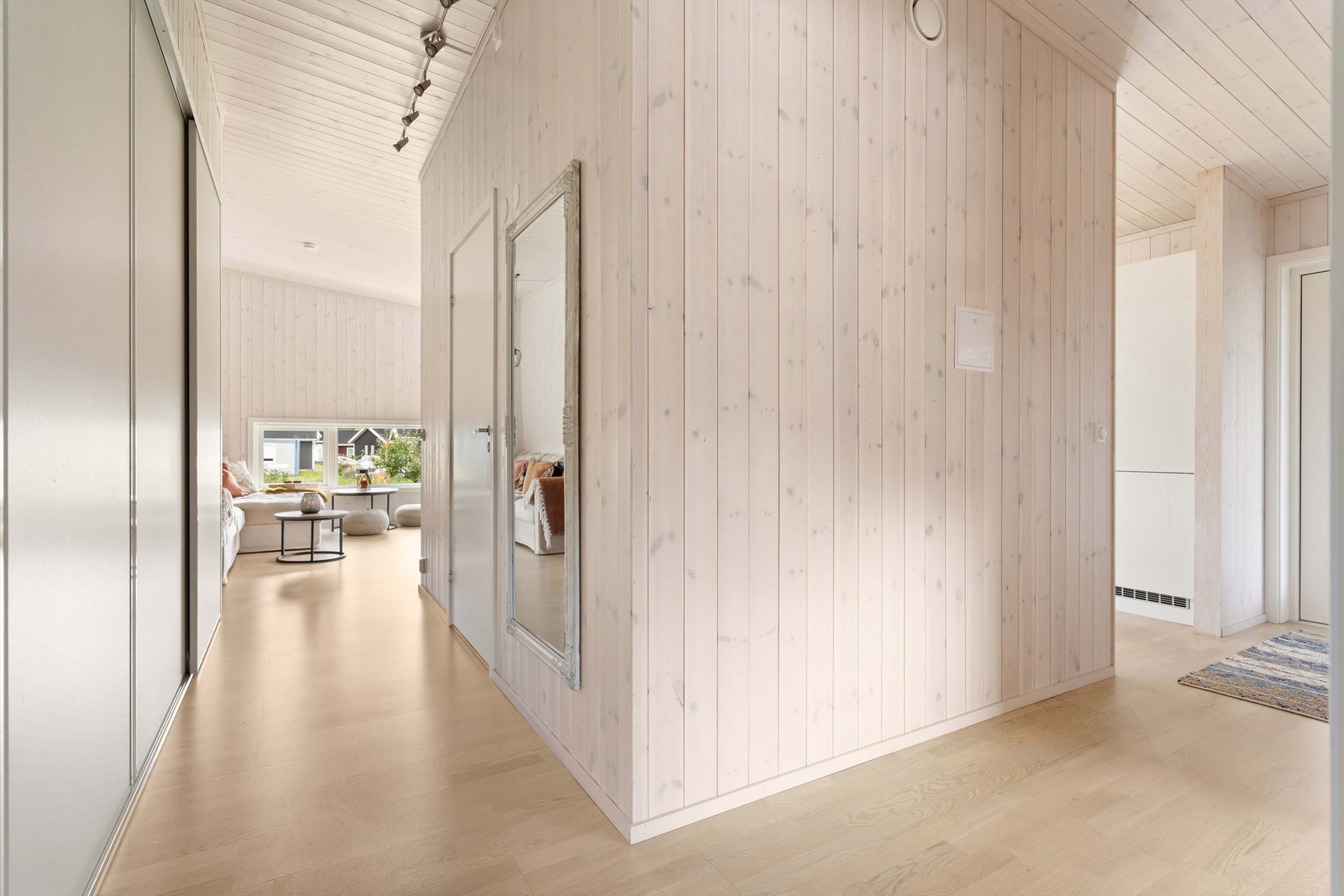 I gangen er det godt med lagringsplass i skyvedørsgarderobe. Galleribilde