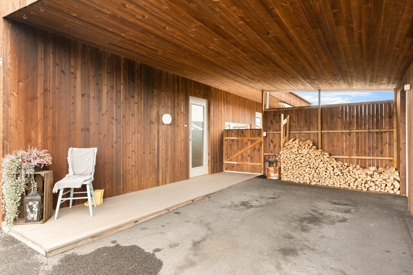 Boligen byr på carport og romslig gårdsplass med gode parkeringsmuligheter. Galleribilde