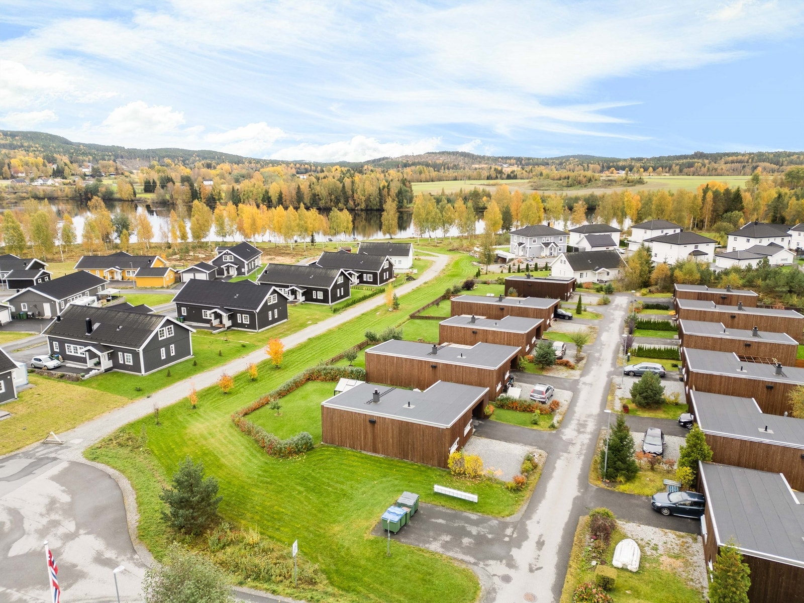 Snekkervegen har en god beliggenhet på feltet i blindvei uten gjennomgangstrafikk. Galleribilde