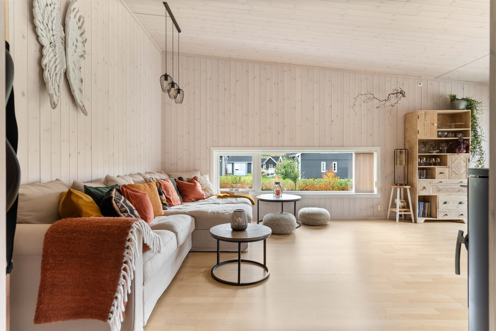 Lys og trivelig stue med peisovn som skaper varme og atmosfære. Parkett på gulv og gulvvarme i alle rom gir god komfort. Galleribilde