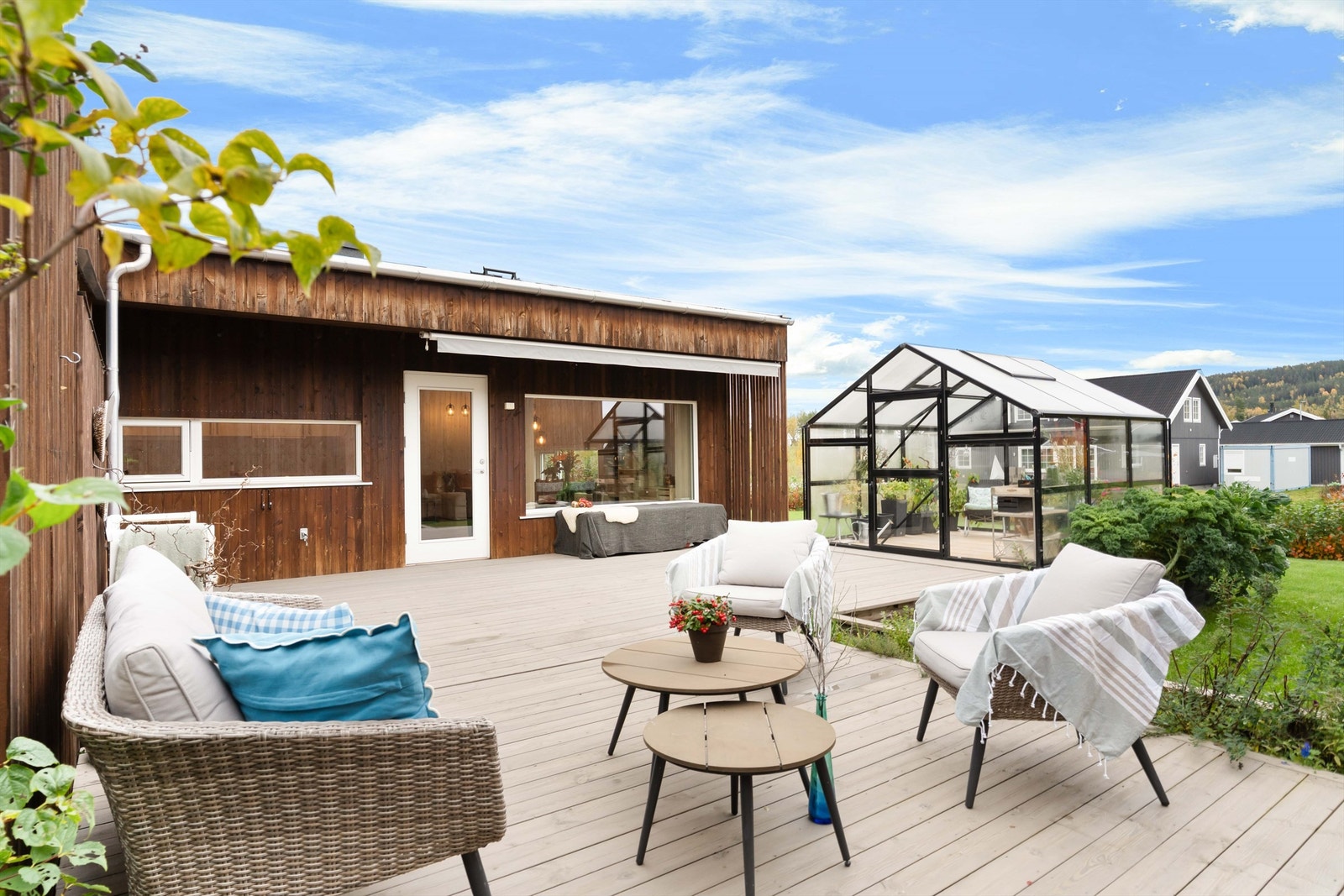 Romslig hage med plenarealer, beplantning og eget drivhus. Stor markterrasse på ca. 43 kvm gir gode uteplasser for sol og sosiale sammenkomster. Galleribilde