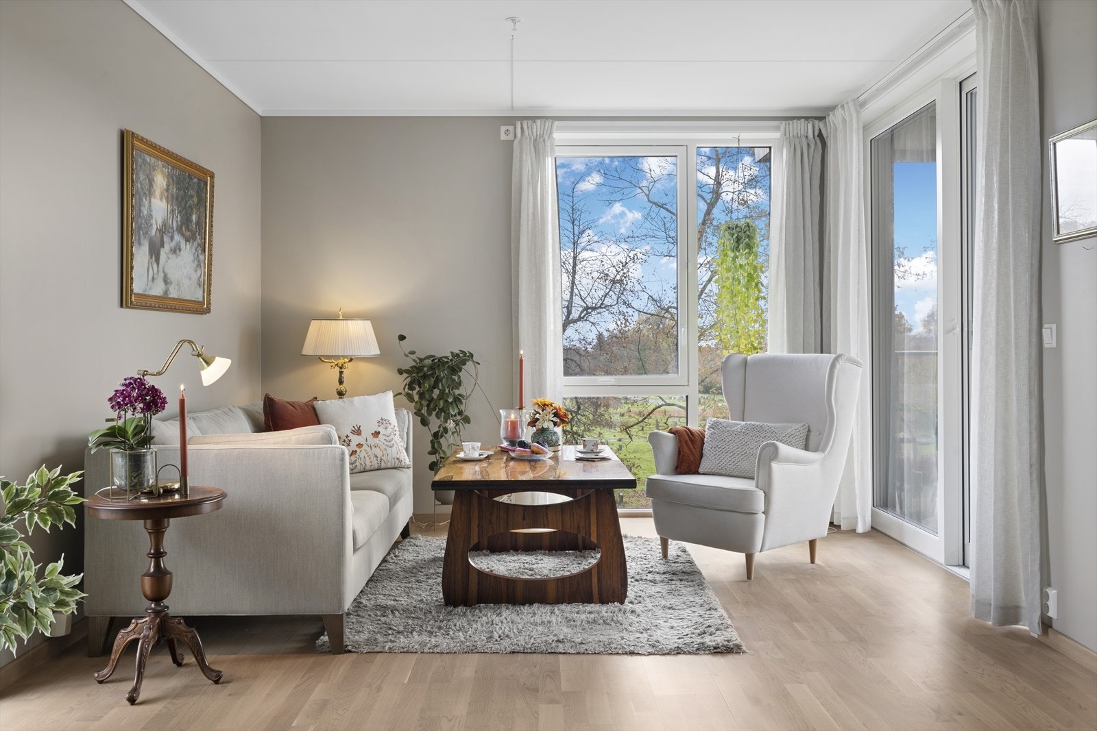 Store vindusflater som gir god lysinngang. Her er det ikke noe innsyn Galleribilde