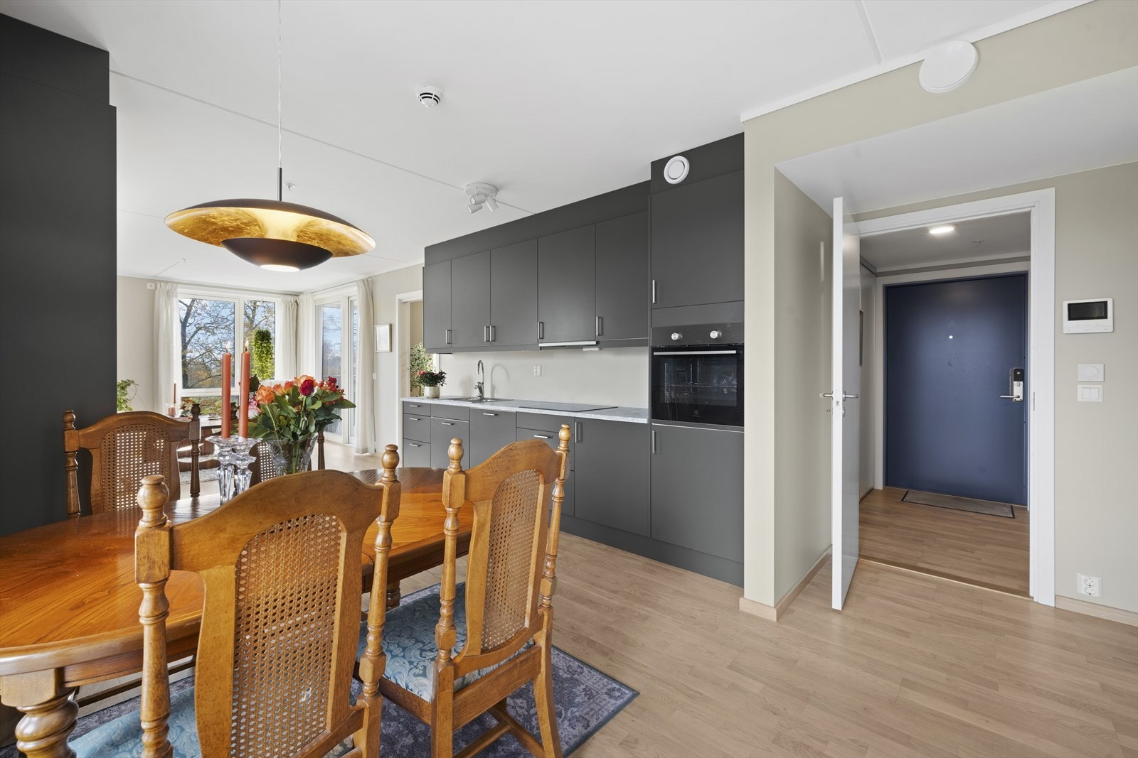 Kjøkkeninnredning fra Sigdal. Her er det god skap- og benkeplass, samt integrerte hvitevarer Galleribilde