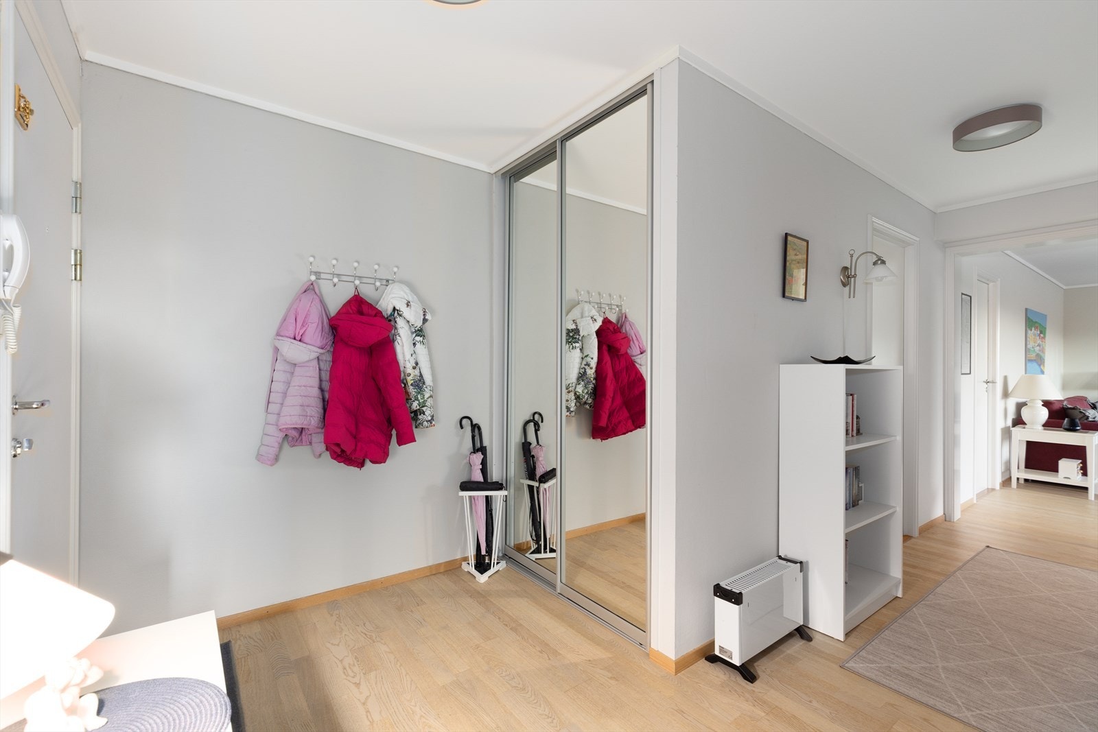 Lys og romslig entré med praktisk skyvedørsgarderobe og porttelefon, som gjør det enkelt å slippe besøkende inn i bygget. Leiligheten har to innvendige boder med god oppbevaringsplass! Galleribilde
