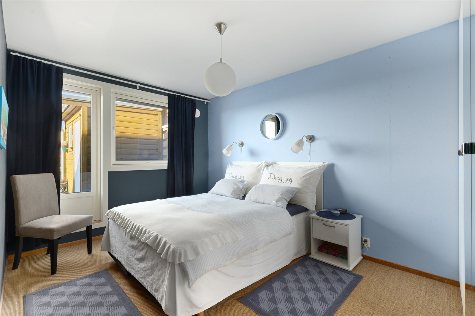 Hovedsoverommet er av god størrelse, med god plass til dobbeltseng, praktisk garderobeskap og utgang til terrassen. Galleribilde