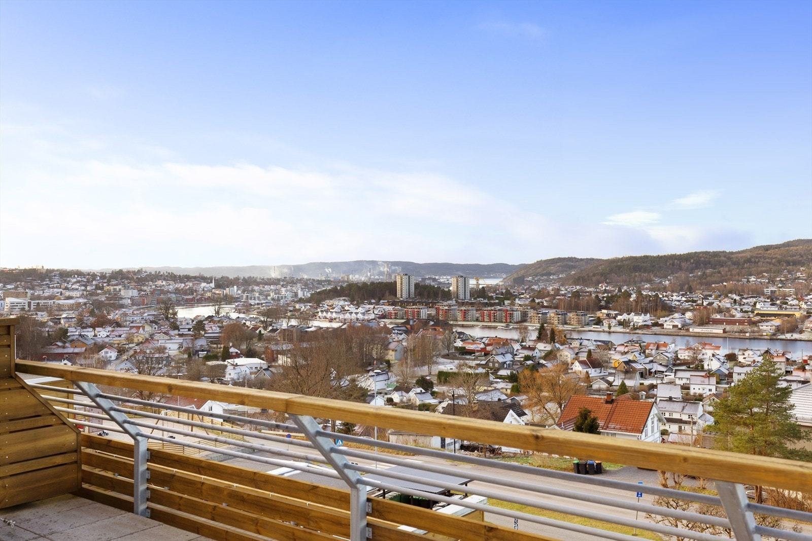 Takterrassen ligger mot vest og har særdeles god utsikt mot elven, Porsgrunn by og omegn! Her har du svært gode solforhold, kanskje Porsgrunns beste? Galleribilde