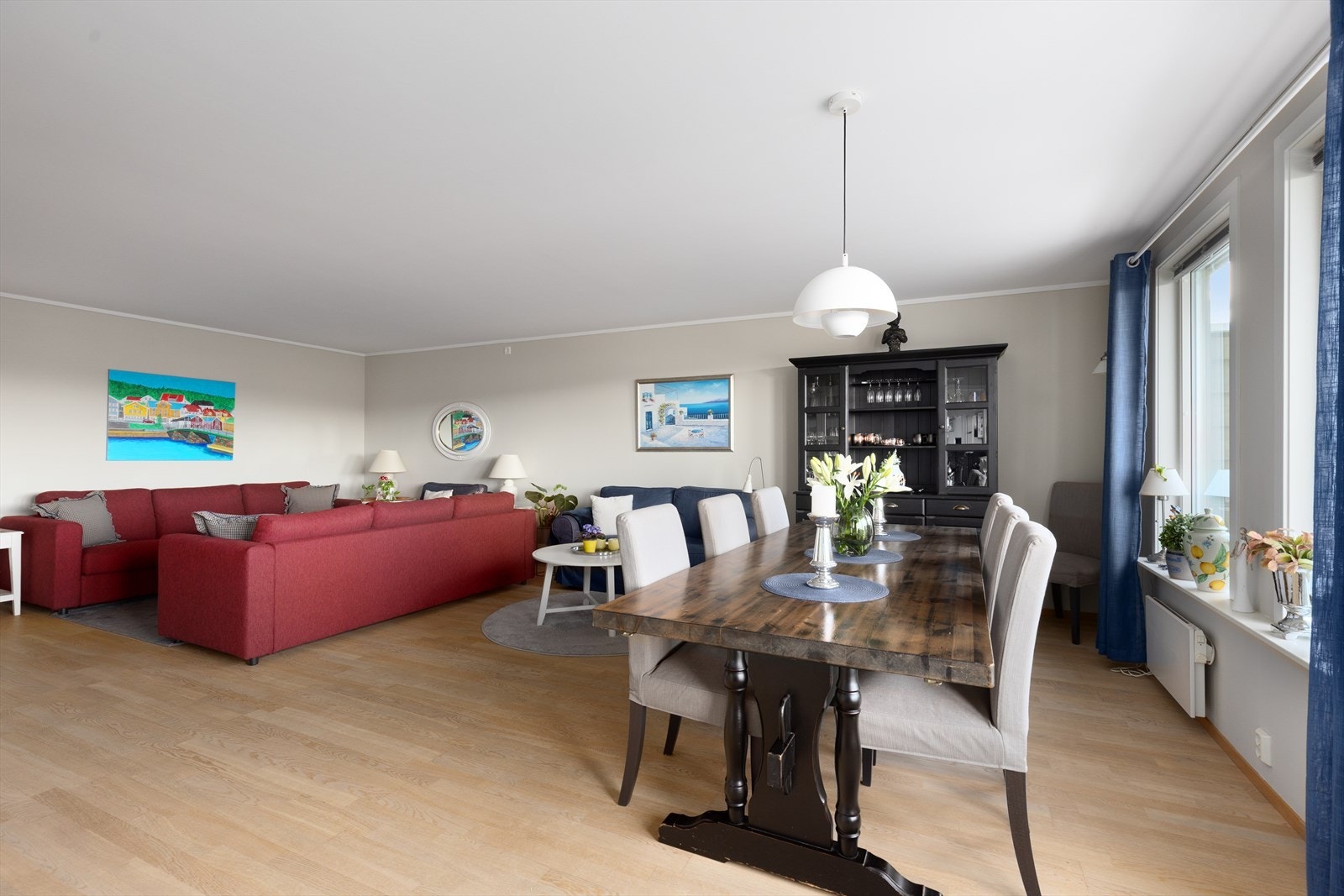 Stuen har store vindusflater, som gir fin utsikt og slipper inn mye naturlig lys. Vegger er malt i en lys og delikat fargetone. Galleribilde