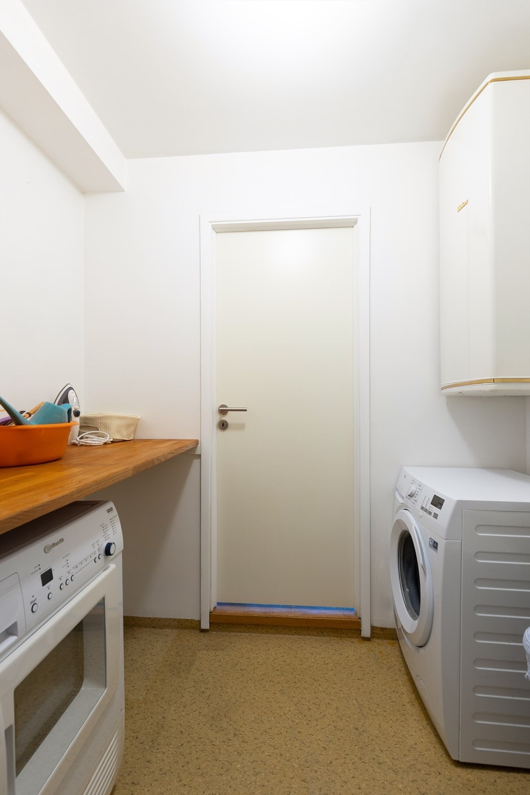 Vaskerommet har enkel standard, utstyrt med enkel skyllekum i plast og vegghengt varmtvannsbereder på ca. 110 liter. Galleribilde