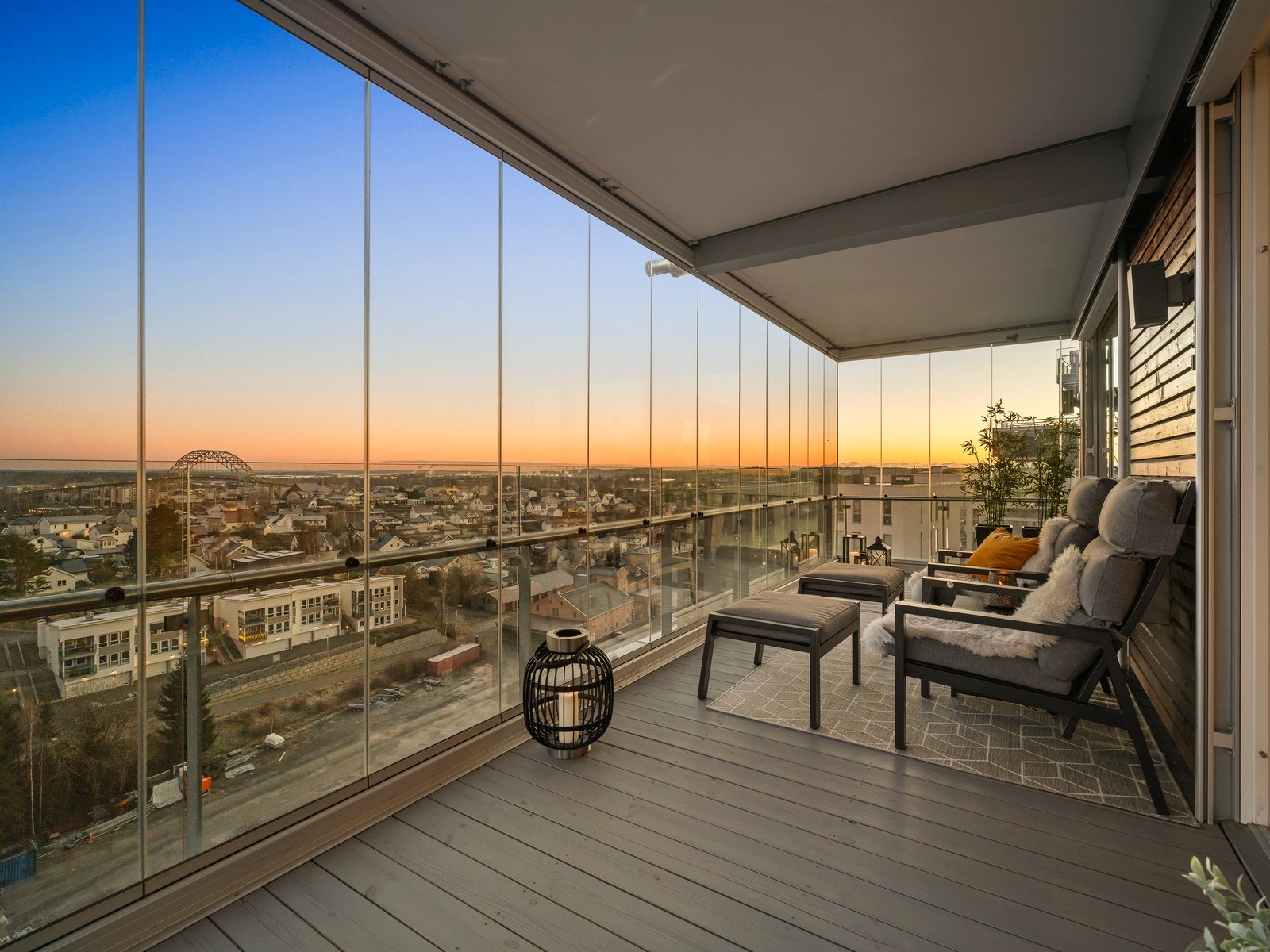 Leiligheten ligger høyt og usjenert i et stille, men sentrumsnært område med gangavstand til sentrum, bryggepromenaden og turmulighetene i Fredrikstadmarka. Galleribilde