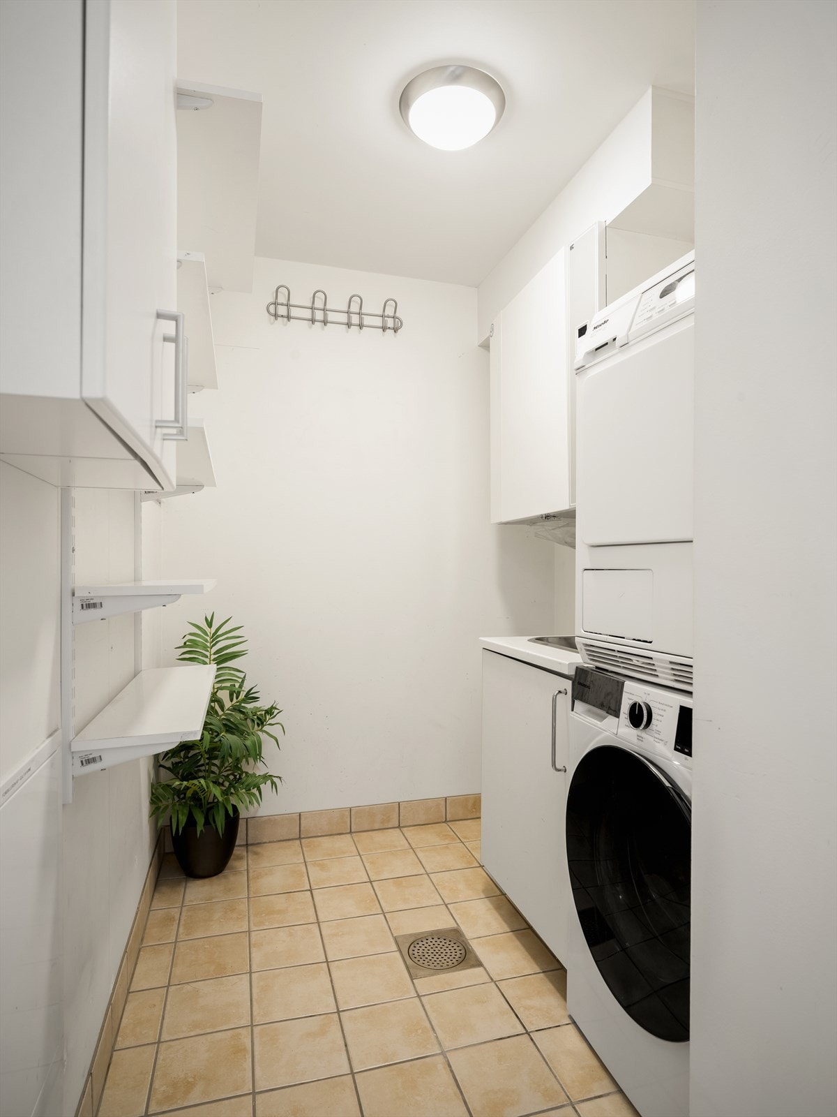 Leiligheten har i tillegg et praktisk vaskerom/bod med utslagsvask, skap og opplegg for vaskemaskin og tørketrommel. Galleribilde