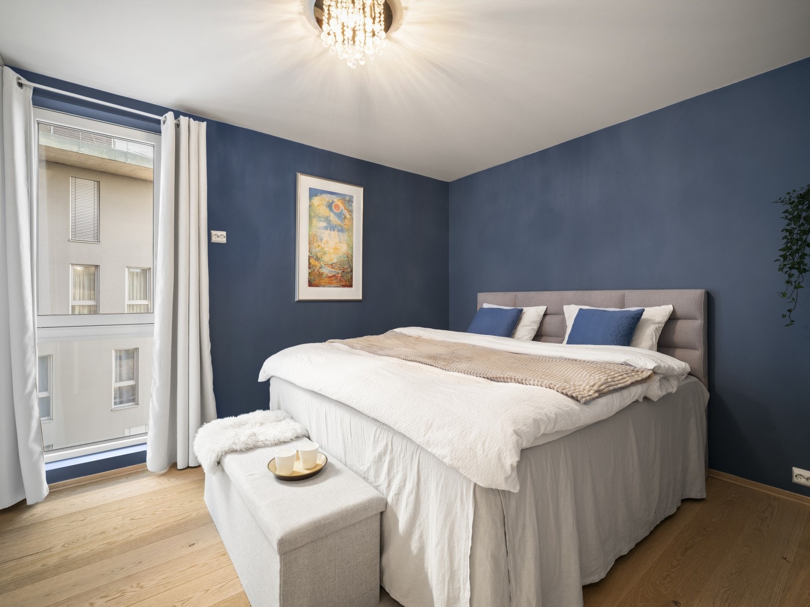 Hovedsoverommet er svært romslig med god plass til dobbeltseng og tilhørende nattbord på hver side. Galleribilde