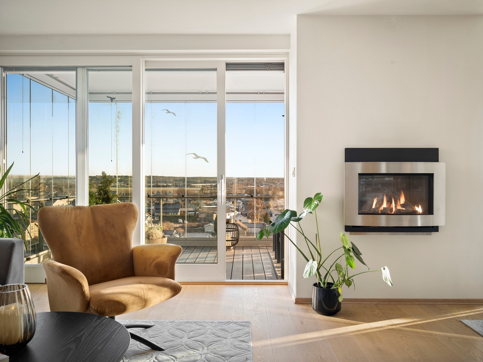 Direkte utgang til en stor, innglasset balkong som fungerer som en forlengelse av oppholdsrommet. Galleribilde