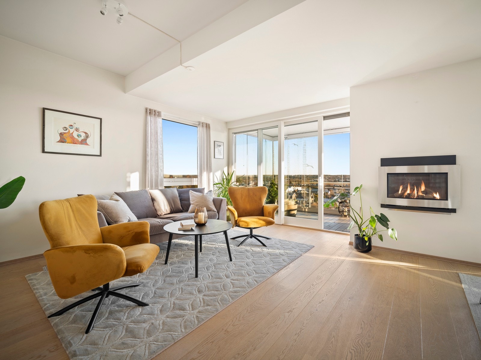 Boligen har en lys og moderne atmosfære med store vindusflater som slipper inn rikelig med dagslys og gir en fantastisk utsikt. Galleribilde