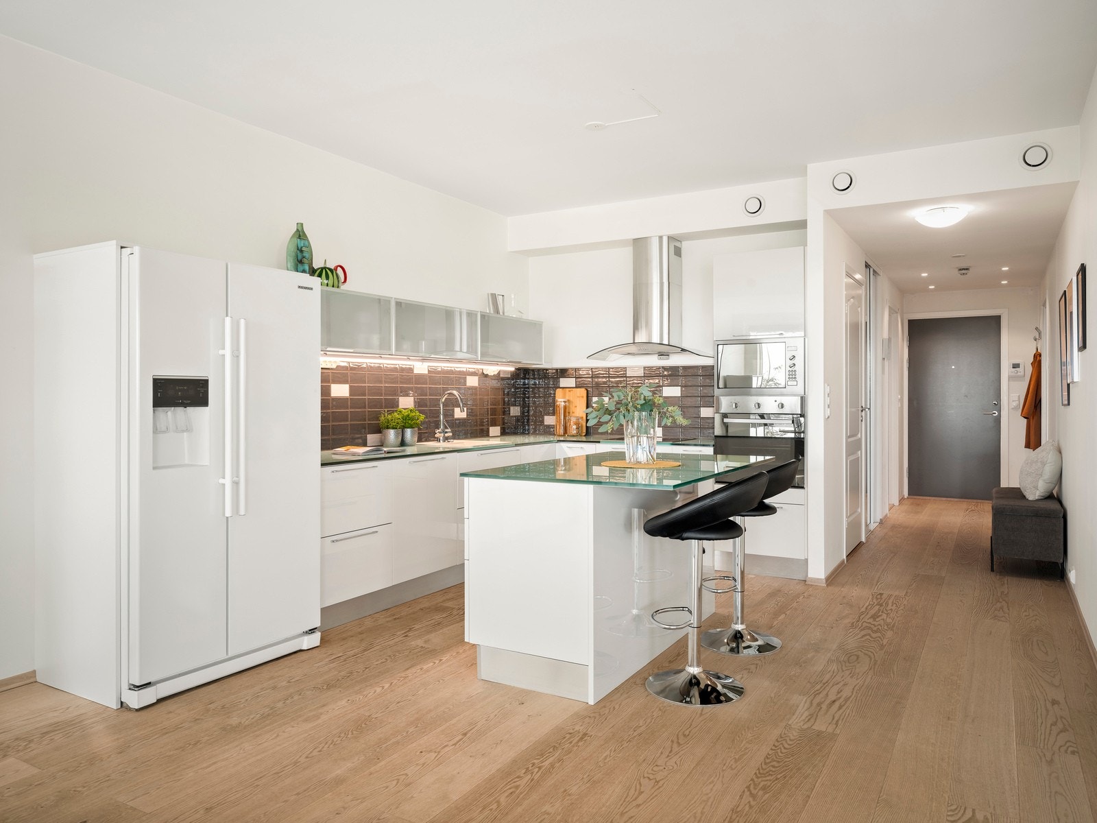 Midtpunktet er den praktiske kjøkkenøyen som gir ekstra arbeidsplass og fungerer som en naturlig samlingsplass. Galleribilde