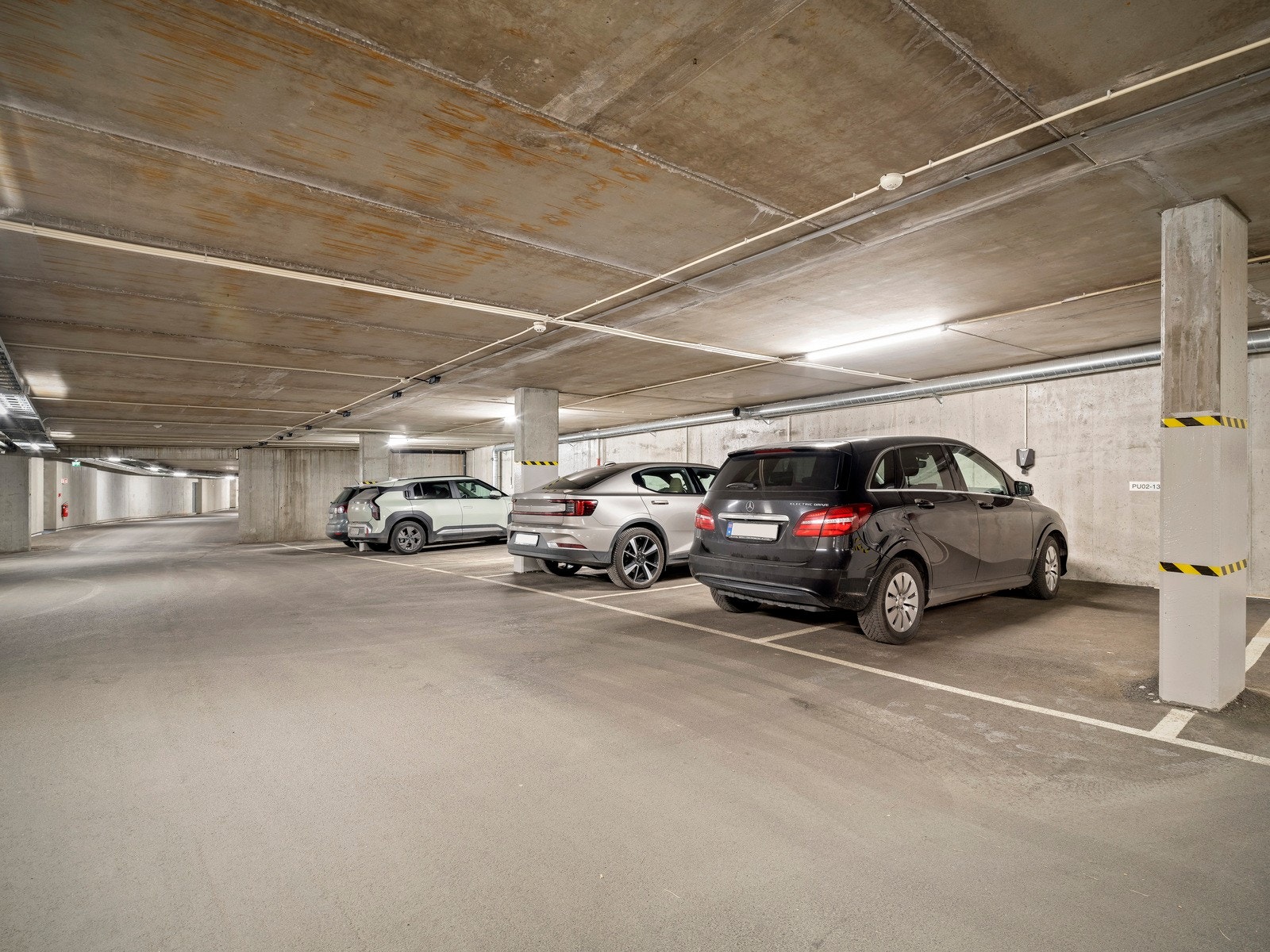 Det medfølger i tillegg to parkeringsplasser i felles garasjeanlegg, samt en ekstern bod. Galleribilde