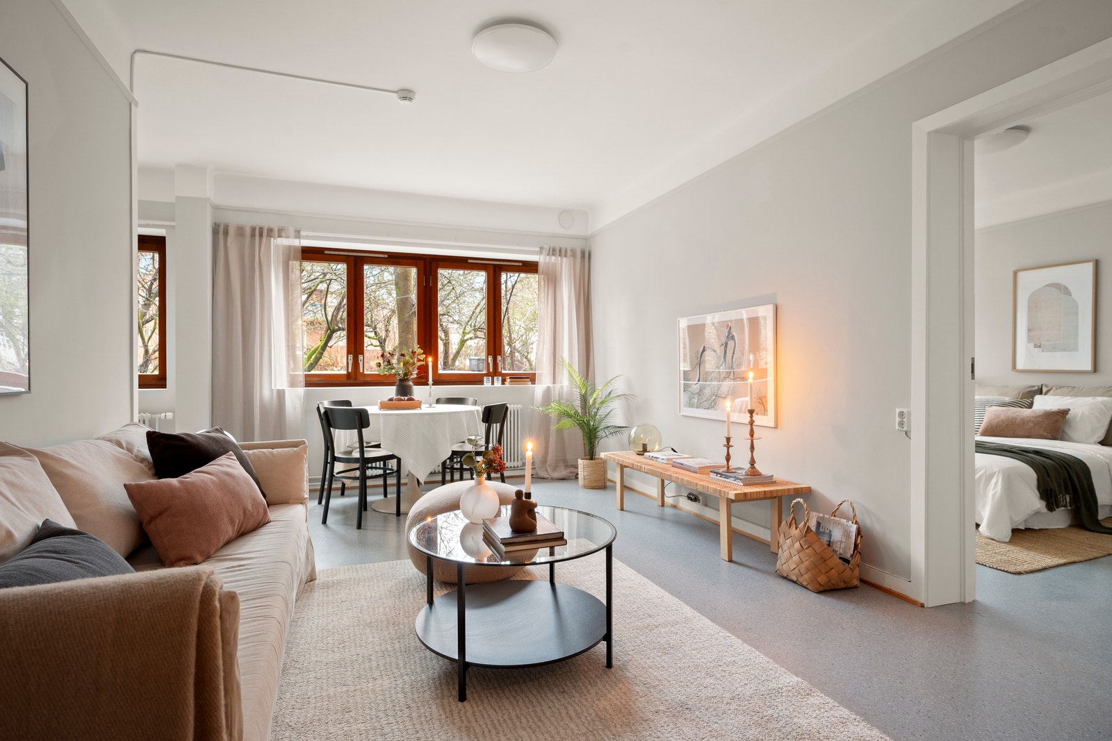 Stue med masse lys og sol. God plass til både sofagruppe og spisestue samt øvrige møbler og rominnredning. Galleribilde