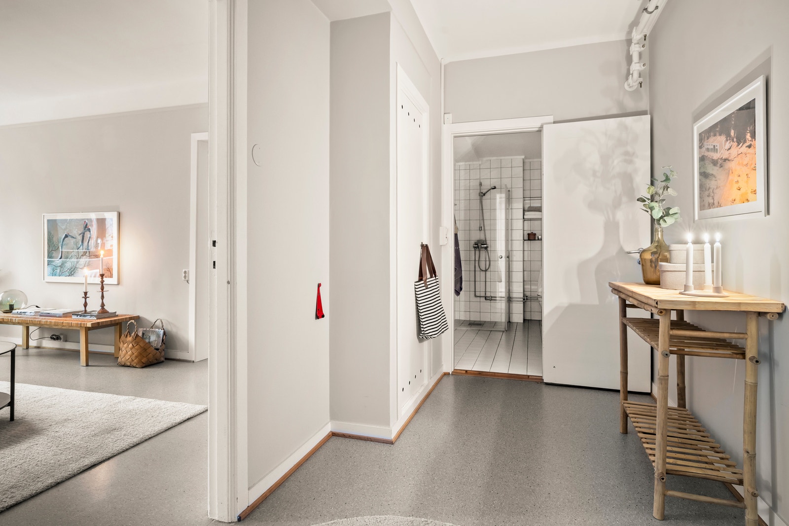 Romslig og innbydende gang med god plass til garderobeløsning, skooppbevaring og praktisk møblering. Galleribilde