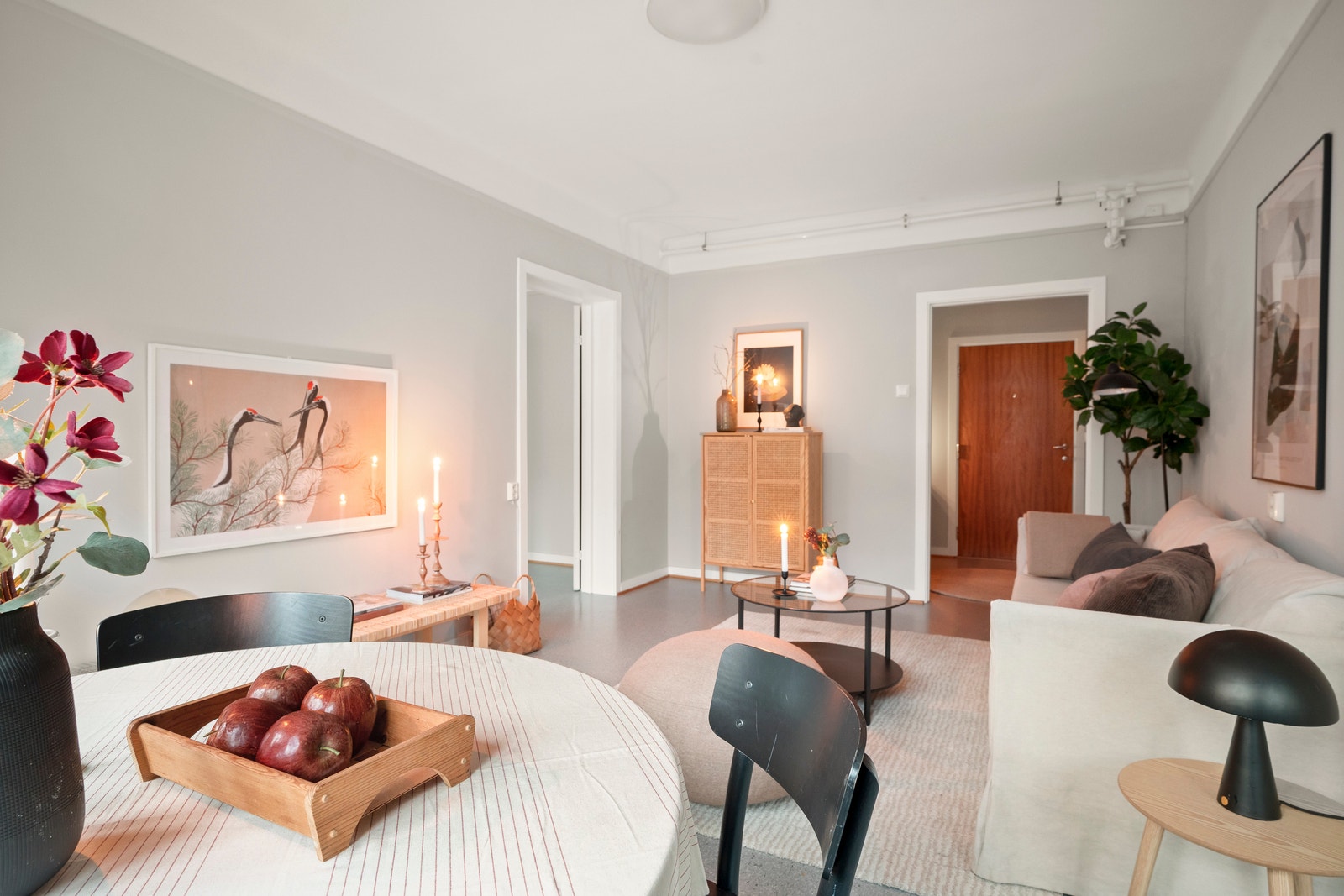 Stue med masse lys og sol. God plass til både sofagruppe og spisestue samt øvrige møbler og rominnredning. Galleribilde