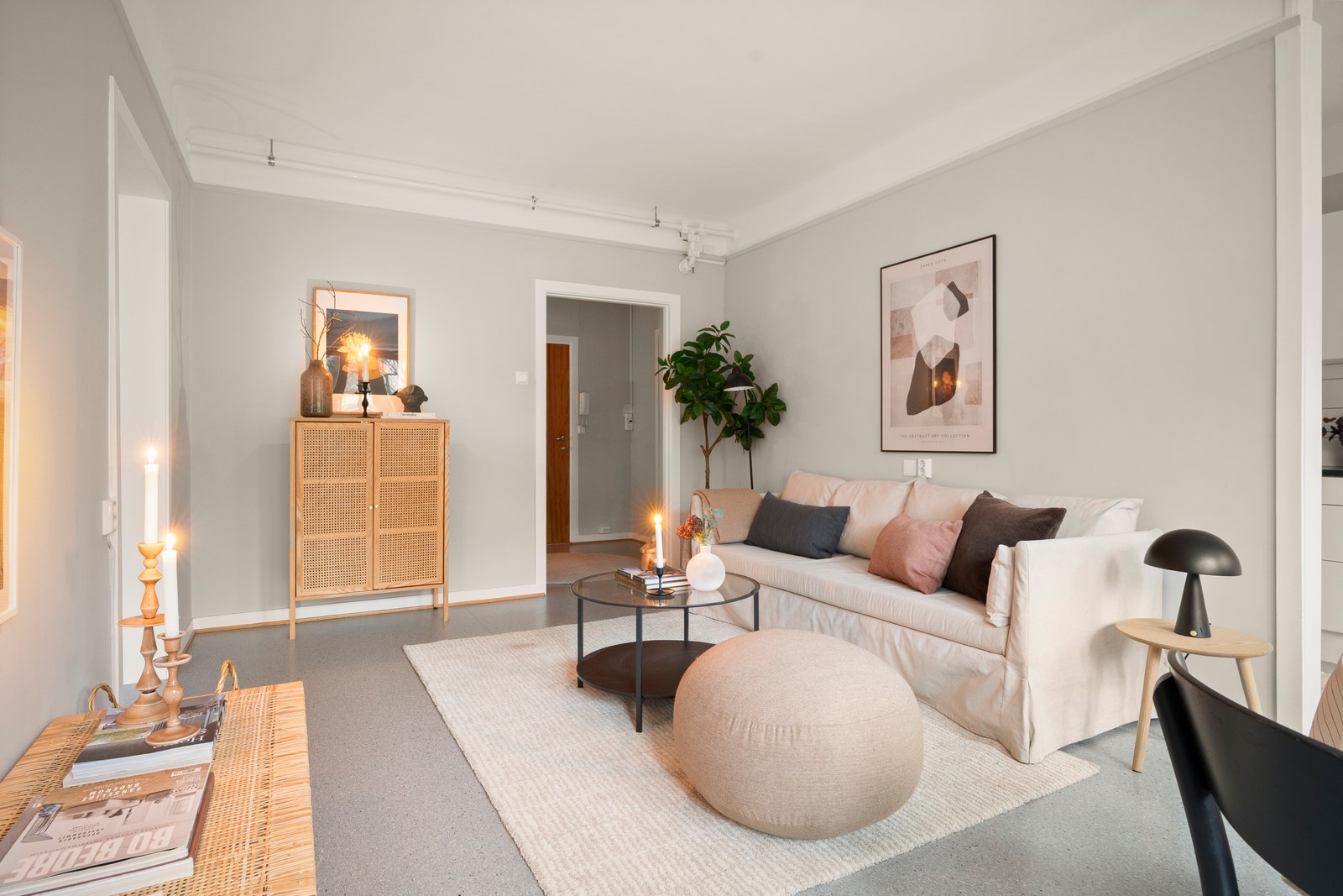 Stue med masse lys og sol. God plass til både sofagruppe og spisestue samt øvrige møbler og rominnredning. Galleribilde