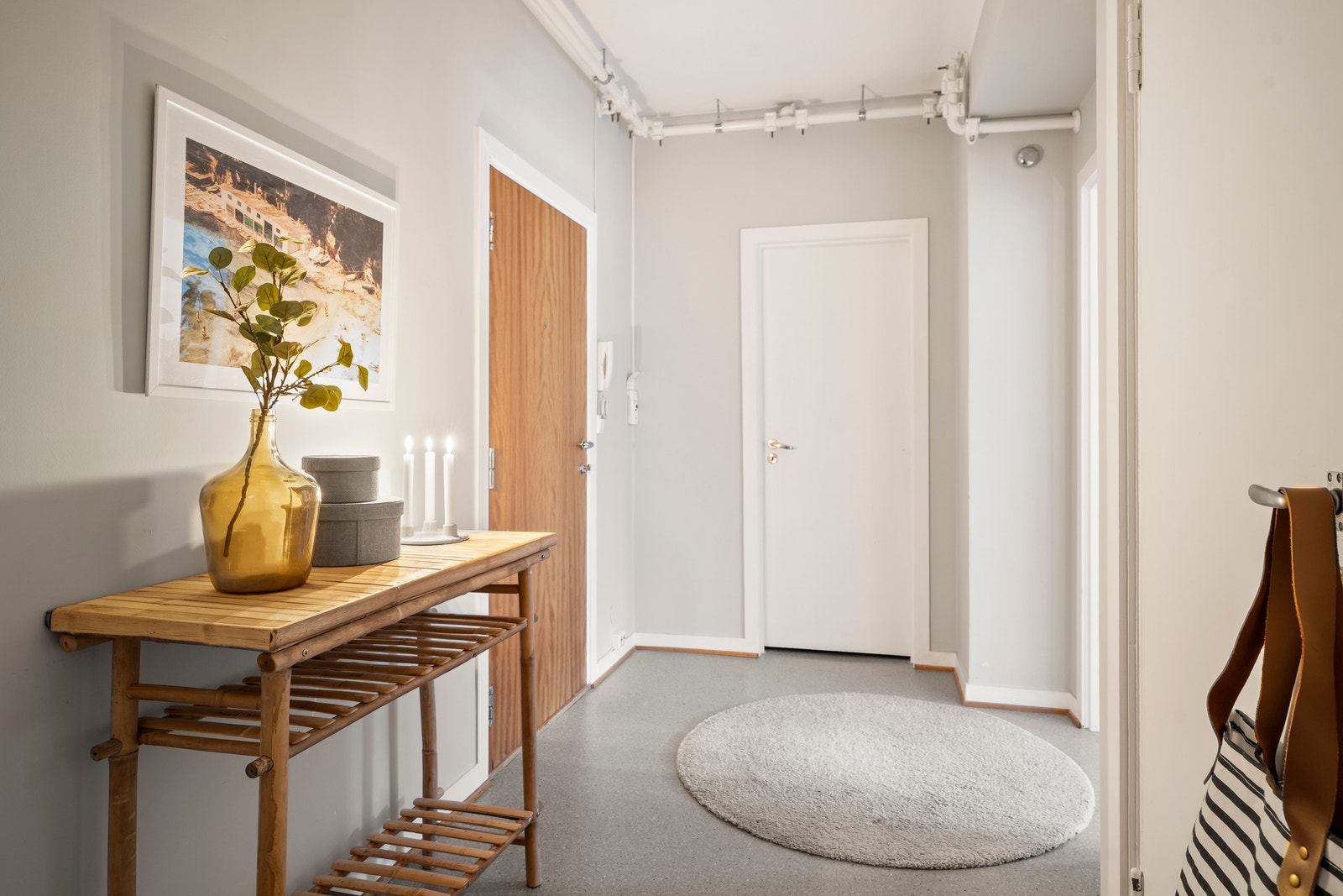 Romslig og innbydende gang med god plass til garderobeløsning, skooppbevaring og praktisk møblering. Galleribilde