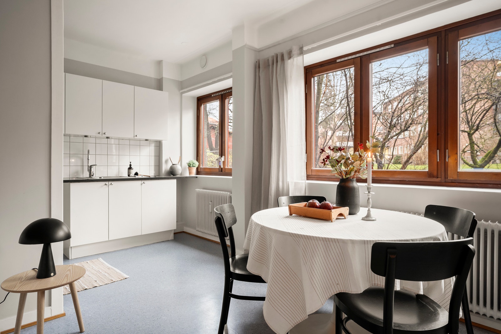 Stue mot kjøkken med masse lys og sol. God plass til både sofagruppe og spisestue samt øvrige møbler og rominnredning. Galleribilde