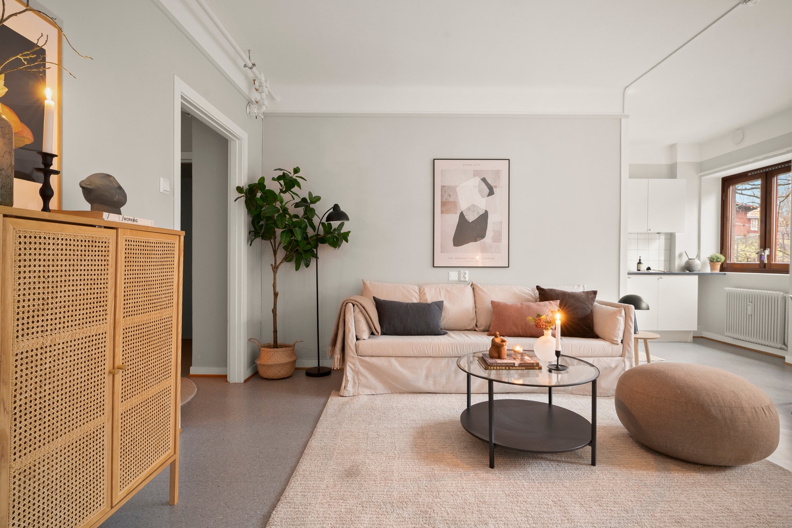 Stue med masse lys og sol. God plass til både sofagruppe og spisestue samt øvrige møbler og rominnredning. Galleribilde