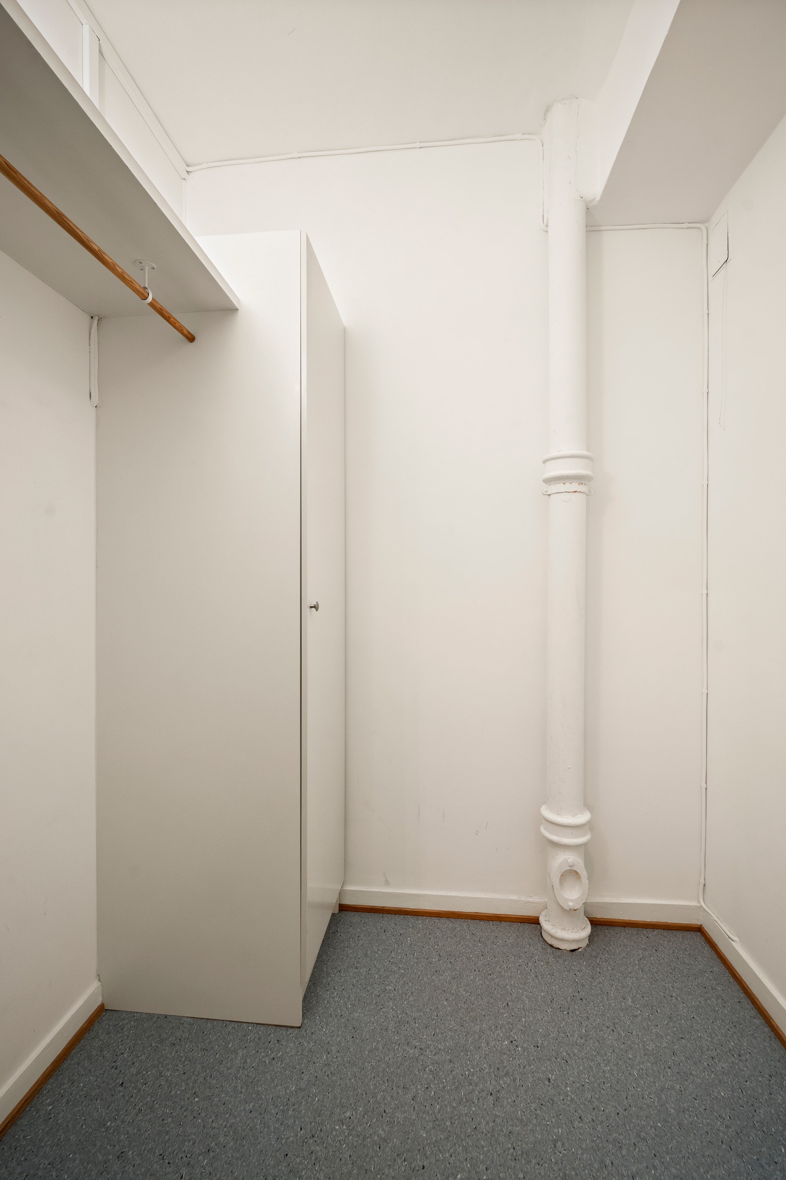 Egen innvendig bod med god plass til oppbevaring, og mulighet for oppheng av klær, utstyr og annet. Galleribilde