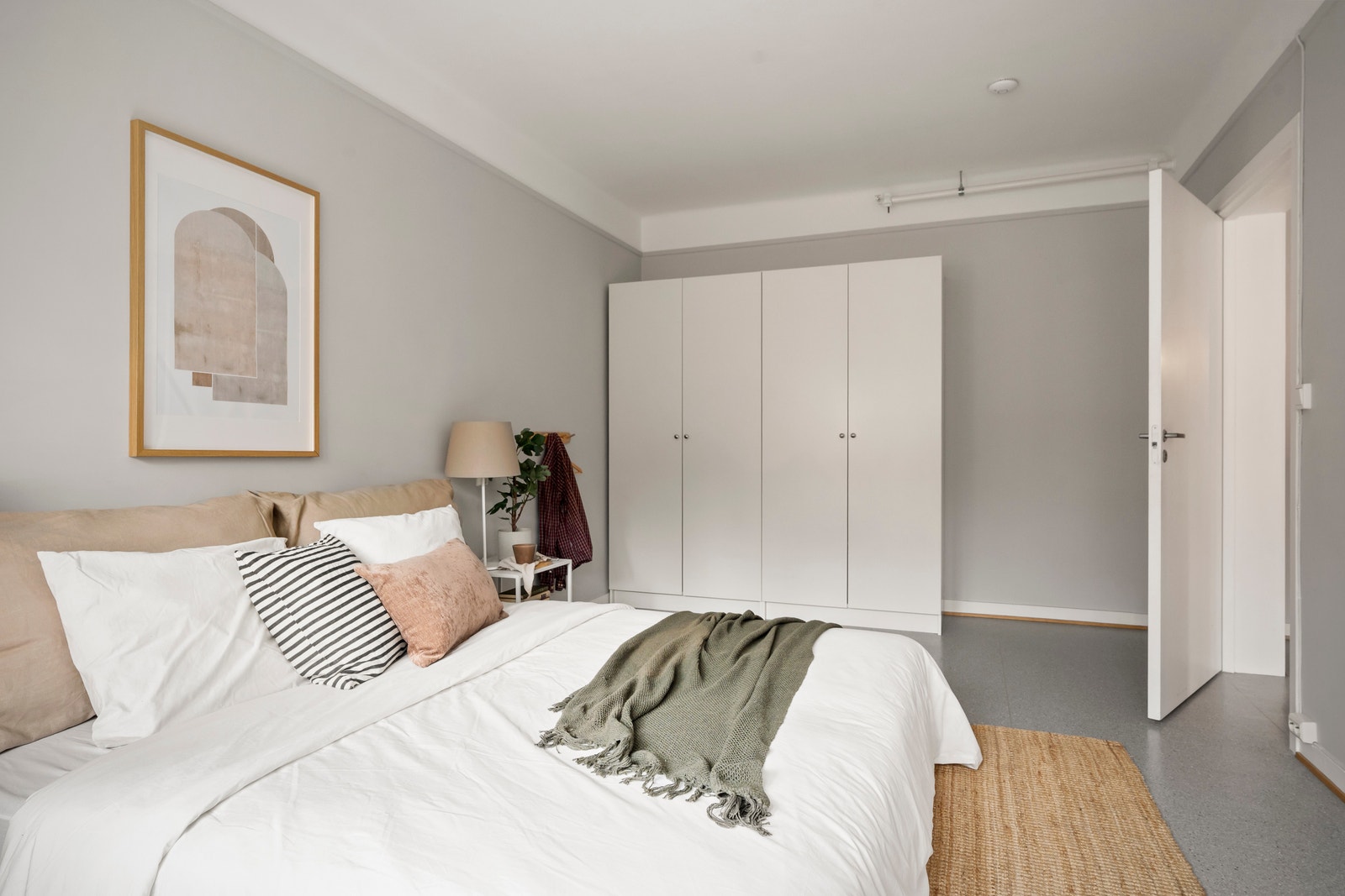 Soverom med stor garderobeskap og god plass til 220 cm seng samt øvrige møbler. Galleribilde