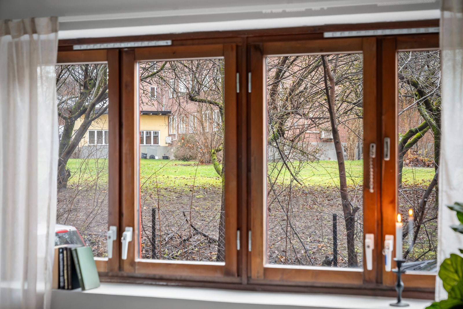 Utsikt fra stuevindu. Det er høy 1 etg. Galleribilde