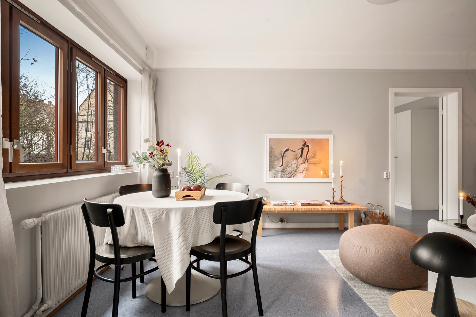 Stue med masse lys og sol. God plass til både sofagruppe og spisestue samt øvrige møbler og rominnredning. Galleribilde