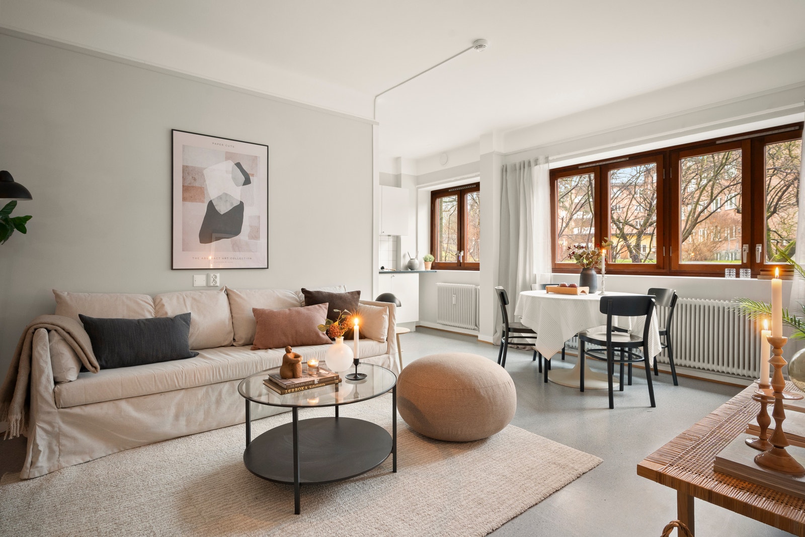 Stue med masse lys og sol. God plass til både sofagruppe og spisestue samt øvrige møbler og rominnredning. Galleribilde