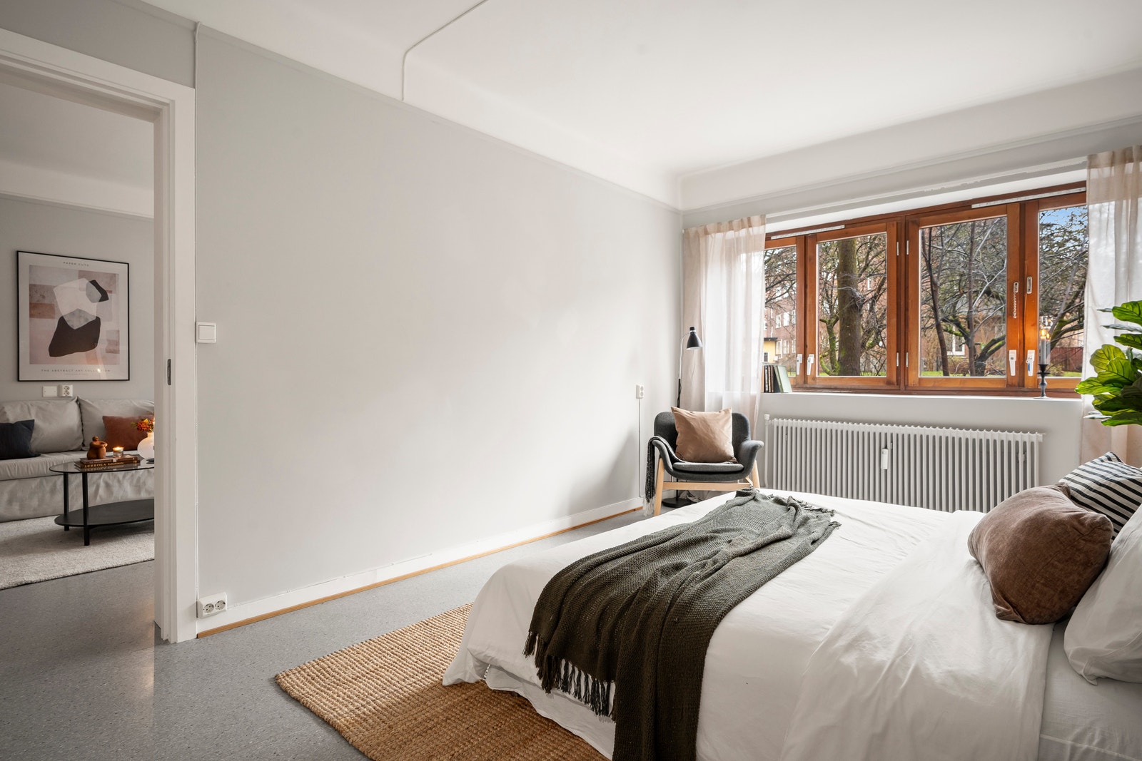 Soverom med stor garderobeskap og god plass til 220 cm seng samt øvrige møbler. Galleribilde