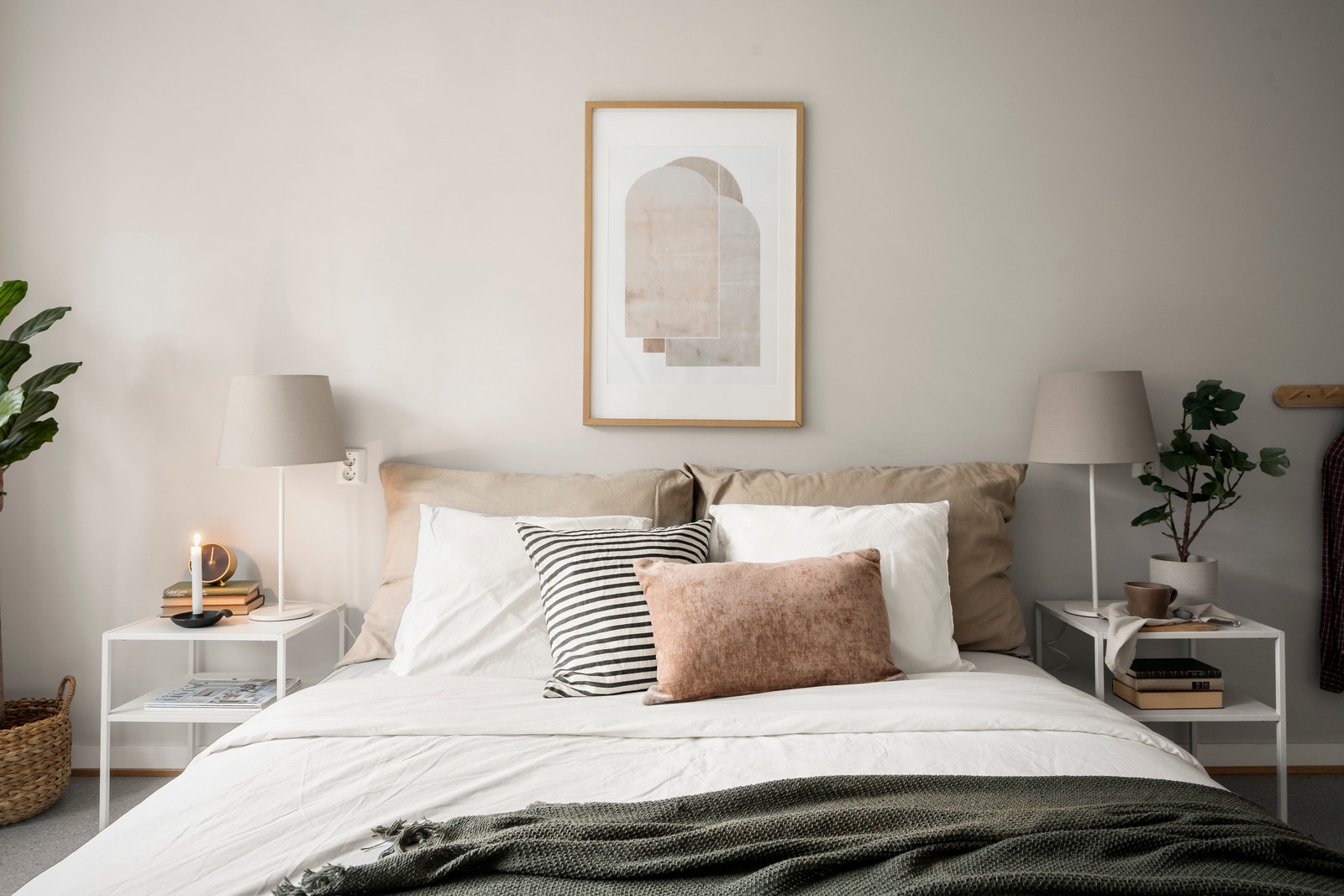 Soverom med stor garderobeskap og god plass til 220 cm seng samt øvrige møbler. Galleribilde