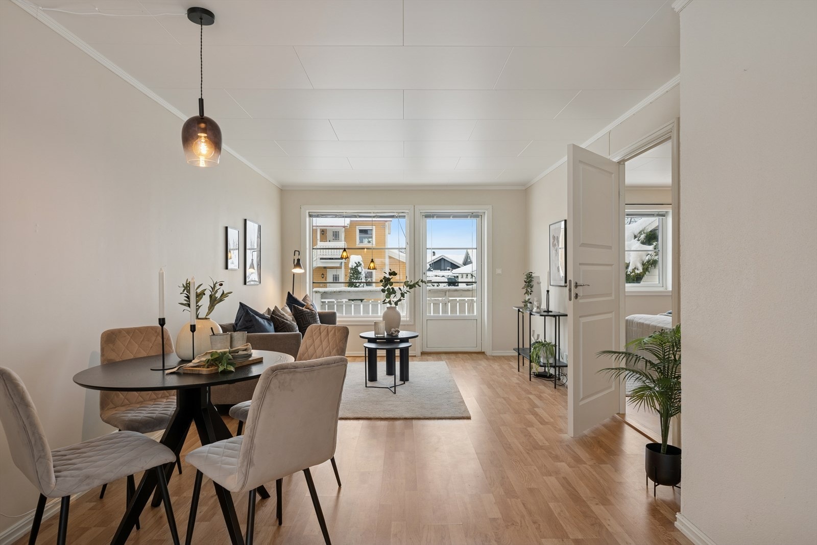 Vi beveger oss inn i en lys og koselig stue. Galleribilde