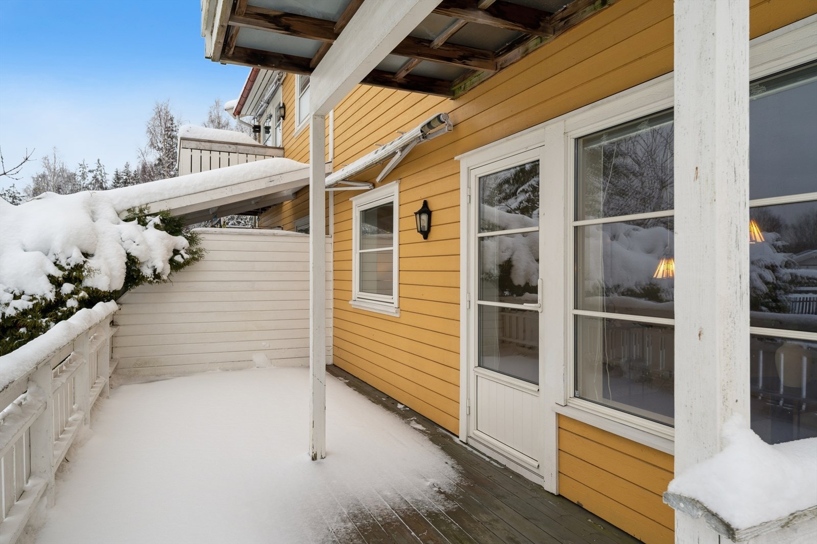 Fra stuen er det videre utgang til en delvis overbygget terrasse. Galleribilde