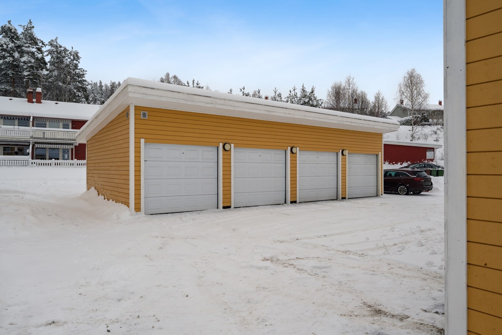 Parkering i garasje i felles rekke. Galleribilde