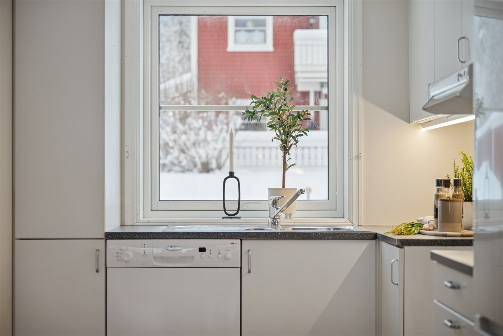 Alt i alt et funksjonelt og godt kjøkken som innbyr til gode smaksopplevelser. Galleribilde