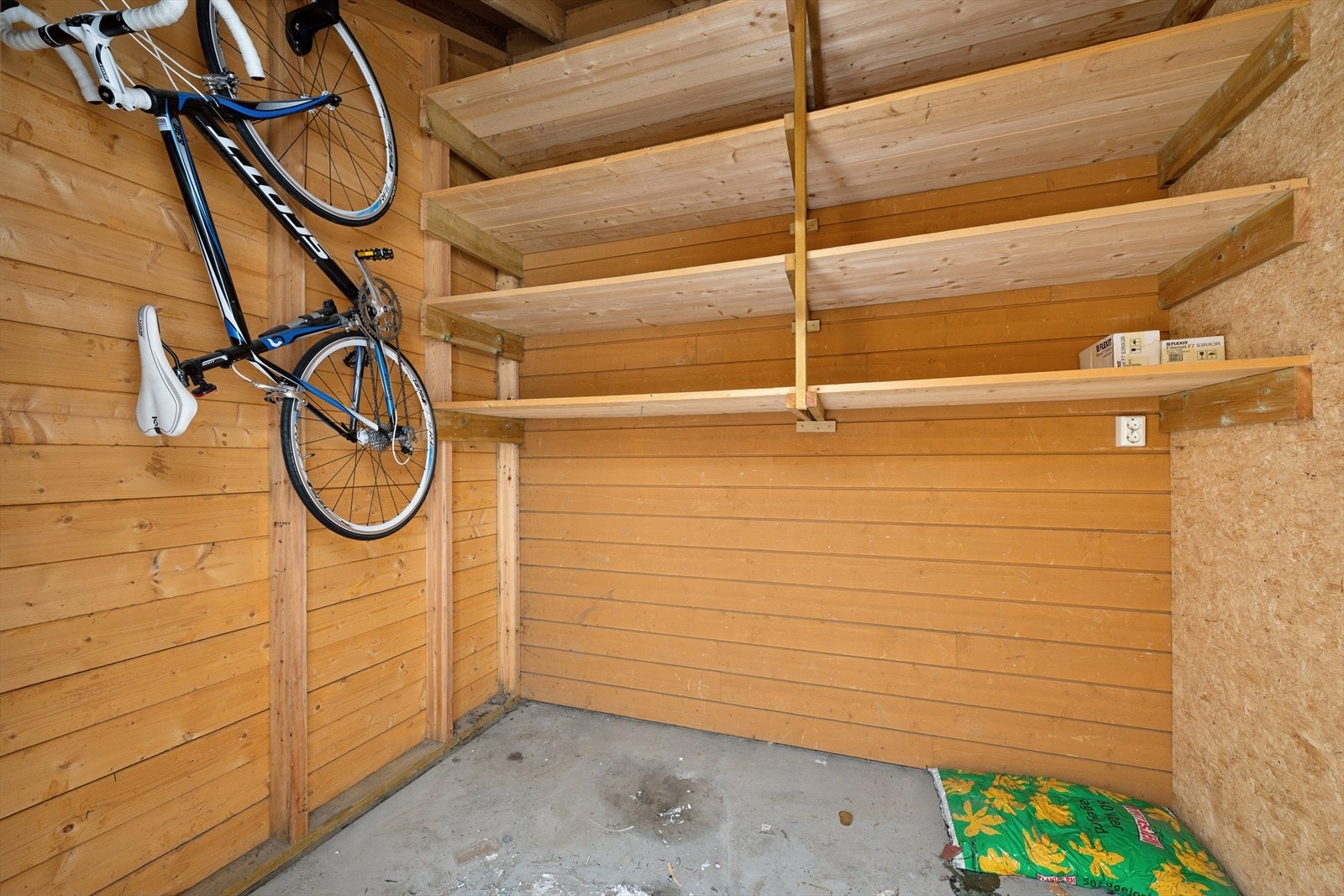 Praktisk utebod på ca. 5m2. Her er det plass for mye utstyr. Galleribilde