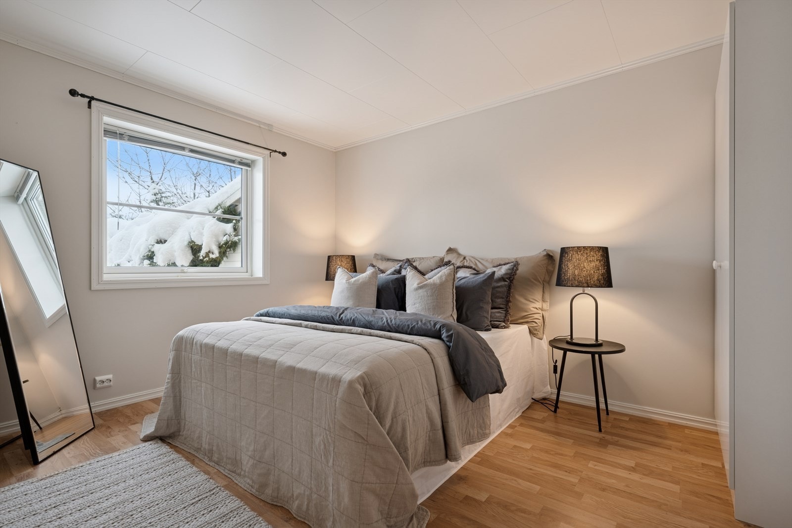 Soverommet i leiligheten fremstår som romslig. Galleribilde