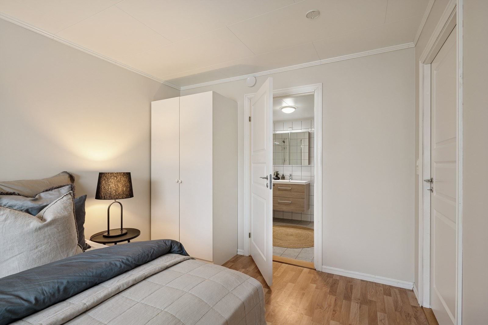 Her er det god plass for dobbeltseng, nattbord og gode garderobeløsninger. Galleribilde