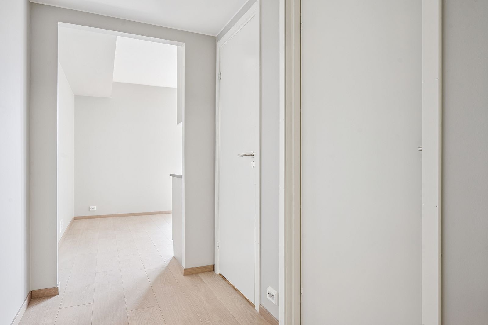 Velkommen inn! Inngang til bod og bad fra gang Galleribilde