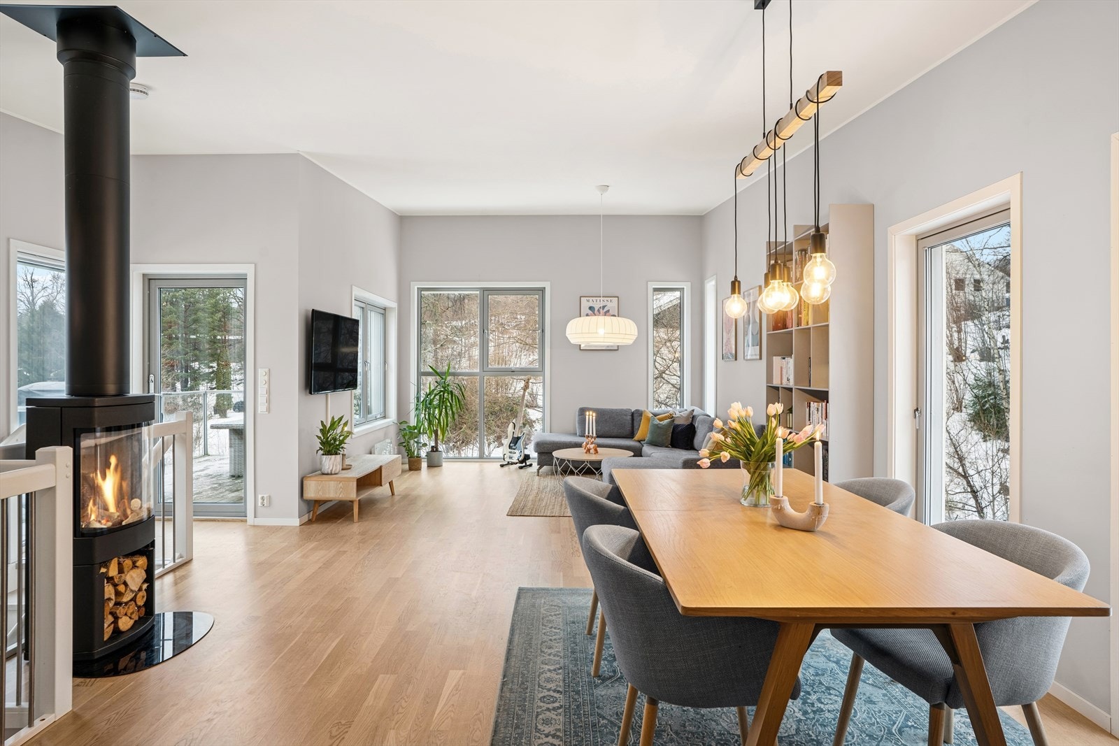 Godt med lysinnslipp og utgang til terrasse Galleribilde