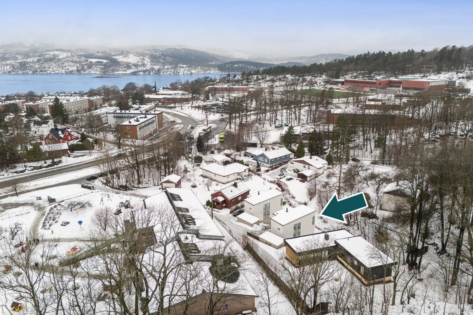 Meget sentral beliggenhet - Oppe til høyre i bildet ligger skole, idrettsanlegg, Bølgen og skatepark. Flotte turstier finner du også her! Galleribilde