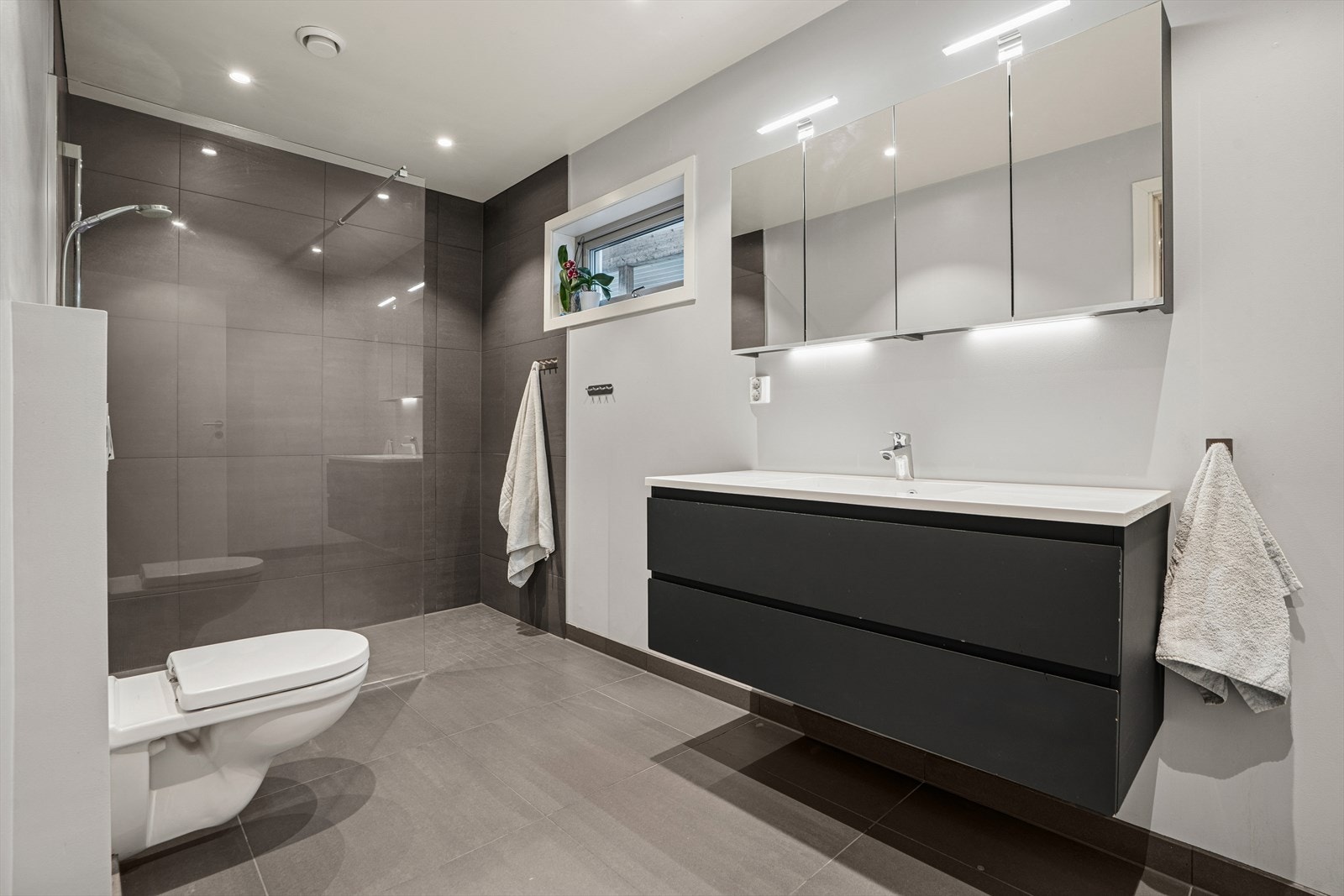 Delikat og romslig bad Galleribilde