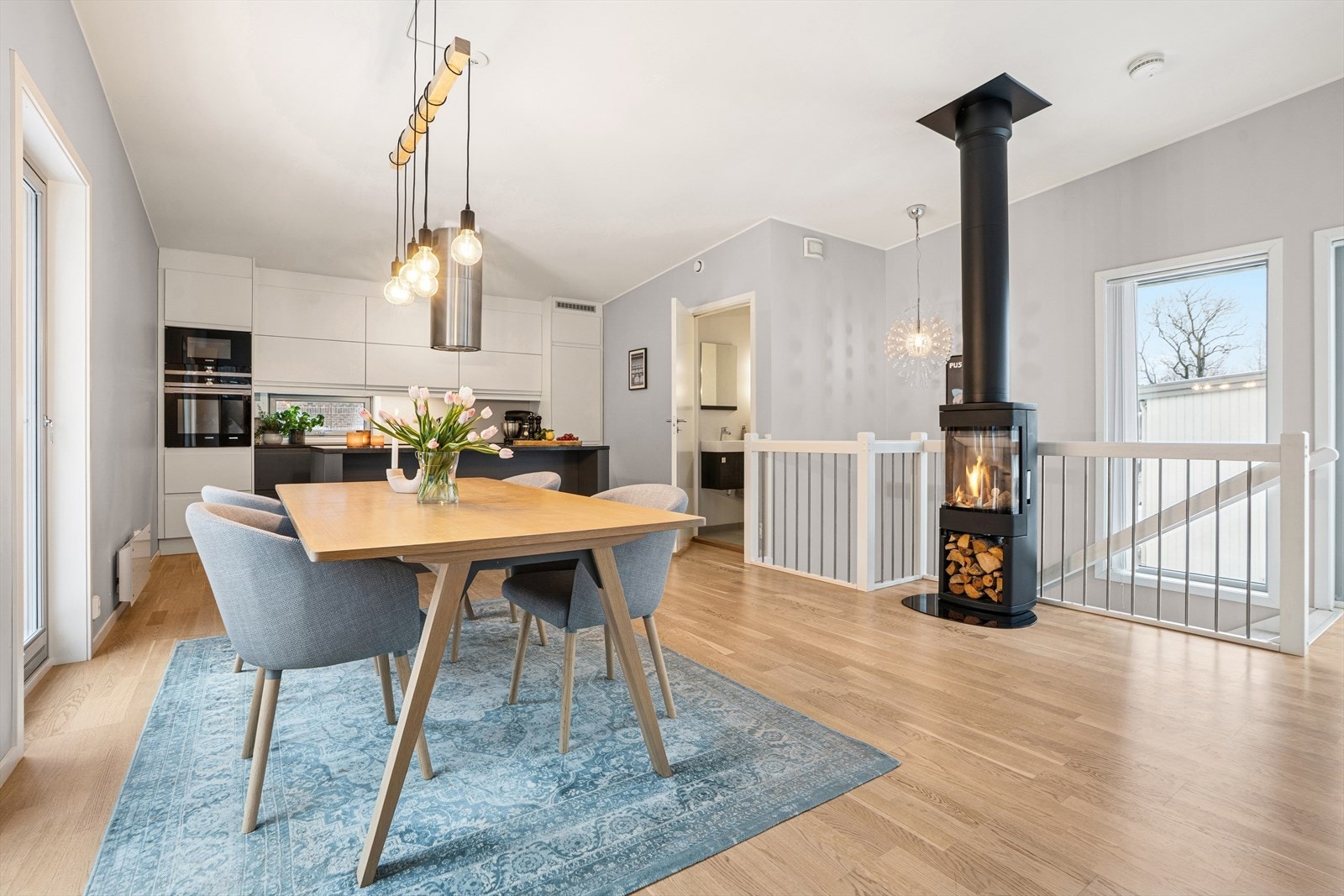 Plass til langbord og hyggelig med peis på kalde vinterkvelder. Wc-rom i denne etasjen. Galleribilde